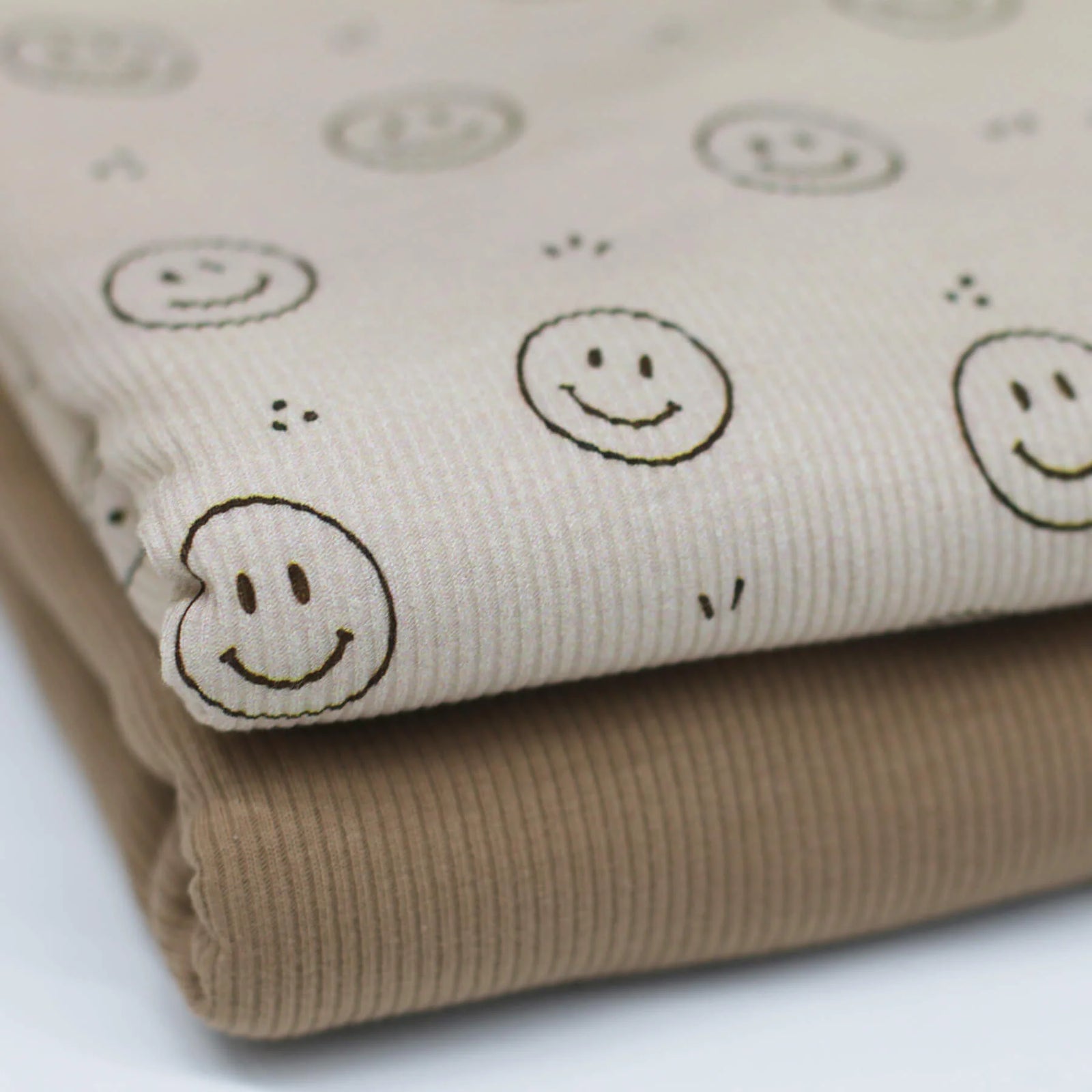 Smiley Dark Beige | Ribbed Knit